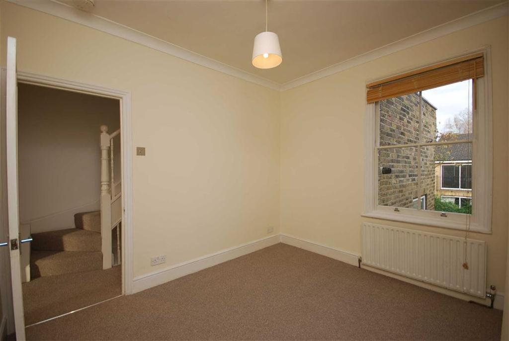 Connaught Road, Teddington, Greater London 2 bed flat £419,950