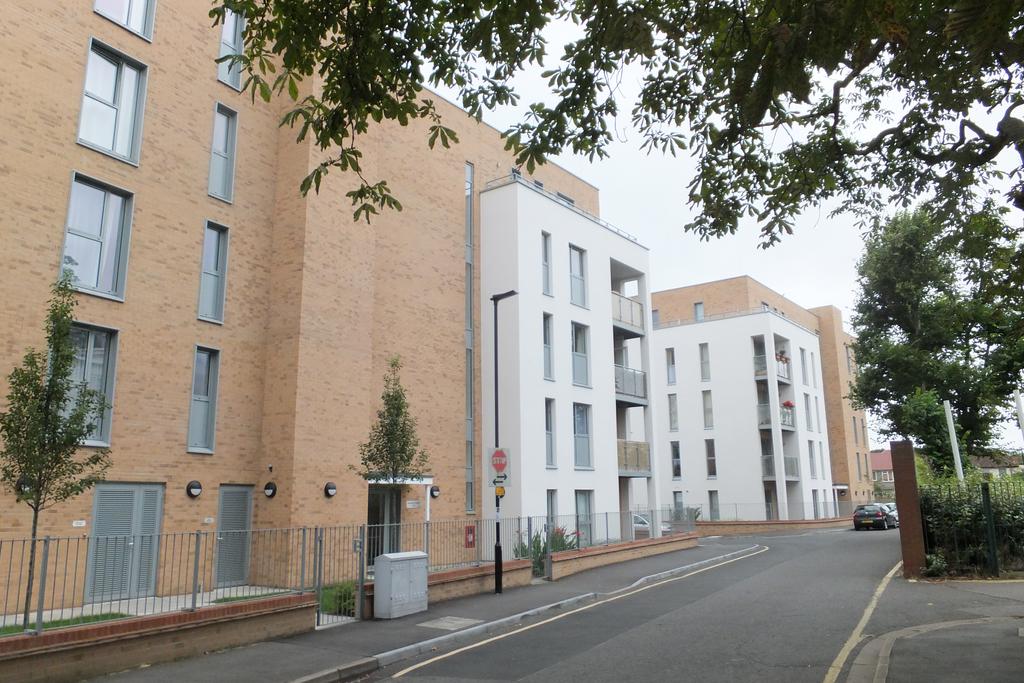 Manor Lane, Goulding House, Feltham, Middlesex, TW13 2 bed flat £