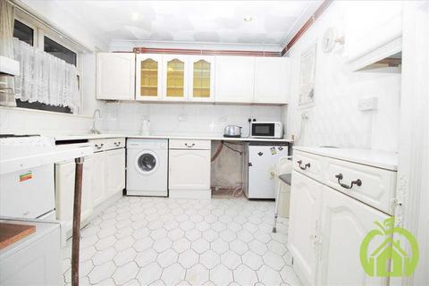 4 bedroom detached house to rent, Victoria Road, Romford