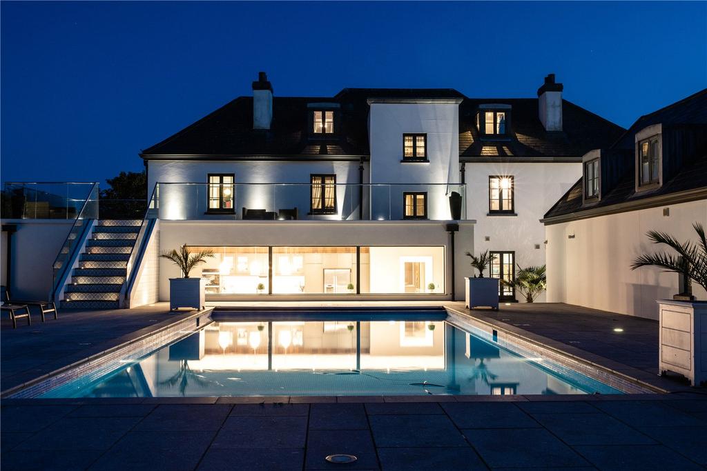 Pool/Terrace Night