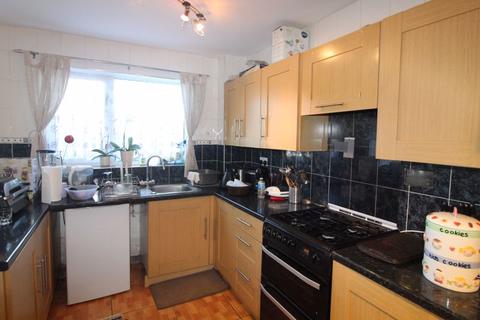 3 bedroom terraced house for sale, Winchester Gardens, Luton