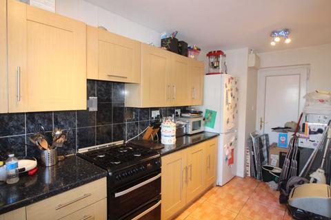 3 bedroom terraced house for sale, Winchester Gardens, Luton