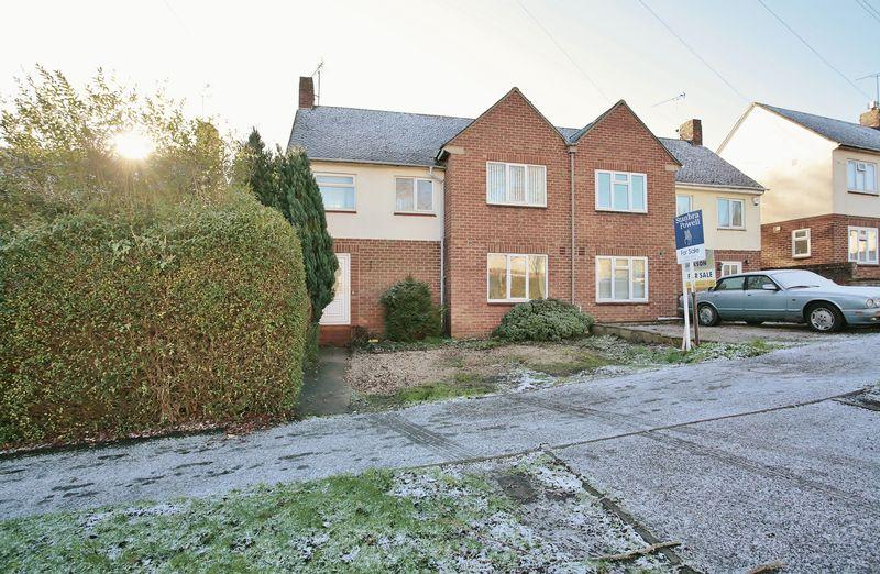 The Fairway, Banbury Good sized rear garden and no onward chain 3 bed