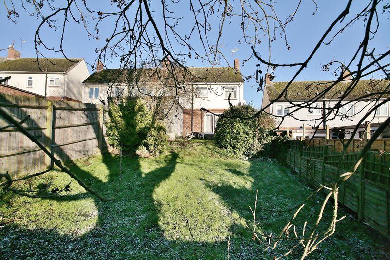 The Fairway, Banbury Good sized rear garden and no onward chain 3 bed