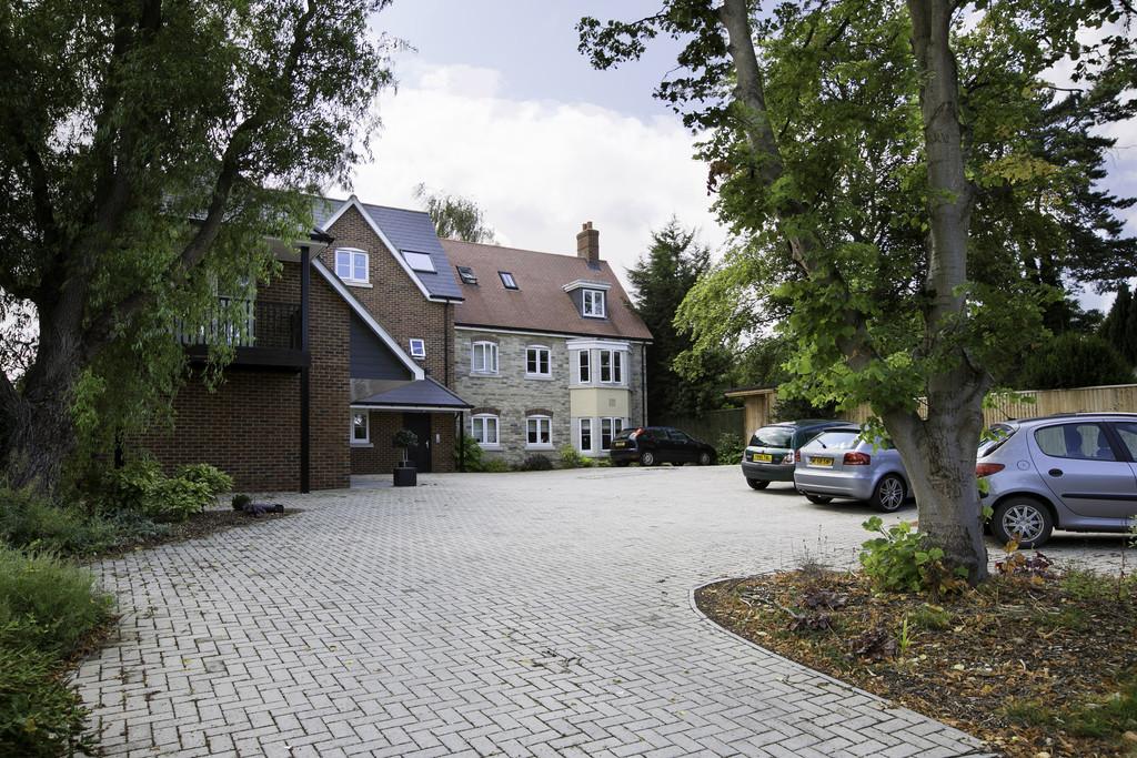 Earl Court, Botley, Oxford 3 bed apartment to rent £1,825 pcm (£421 pw)