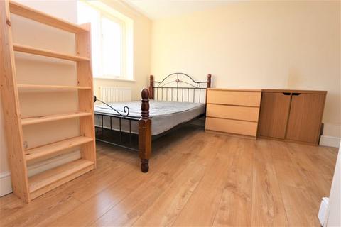 Property to rent, Westminster Drive, Palmers Green N13