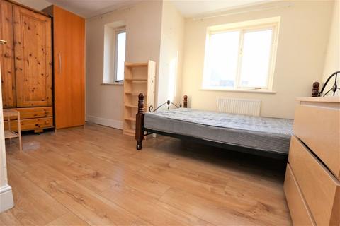 Property to rent, Westminster Drive, Palmers Green N13