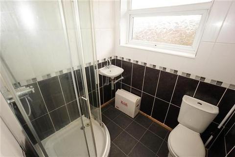 3 bedroom semi-detached house to rent, Dewhurst Road, Harwood