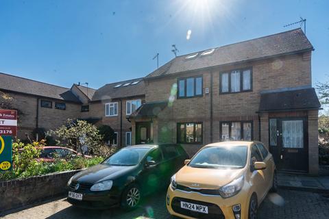 3 bedroom semi-detached house to rent, London N11