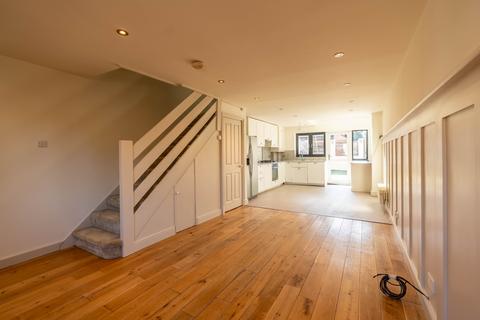 3 bedroom semi-detached house to rent, London N11