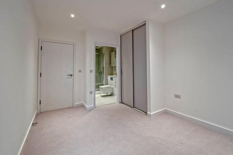 2 bedroom flat to rent, London  N11
