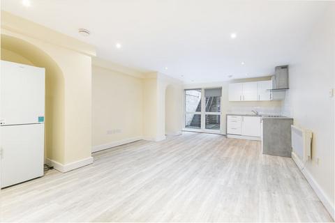 Studio to rent, Lower Addiscombe Road, Addiscombe