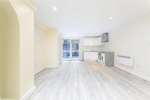 Studio to rent, Lower Addiscombe Road, Addiscombe