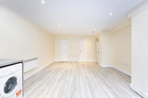 Studio to rent, Lower Addiscombe Road, Addiscombe
