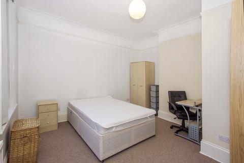 3 bedroom flat to rent, Talbot Road, Winton