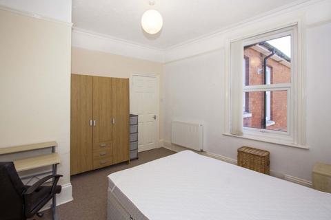 3 bedroom flat to rent, Talbot Road, Winton