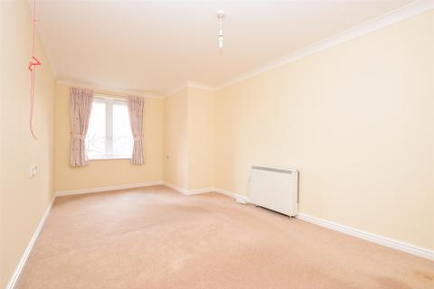 1 bedroom flat for sale, London Road, Redhill, Surrey