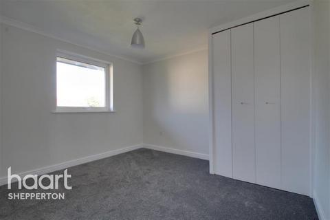 1 bedroom flat to rent, New Court, Addlestone