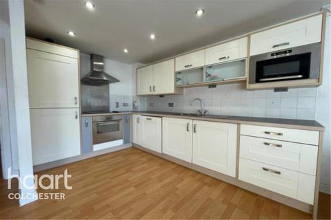 3 bedroom flat to rent - The Hythe