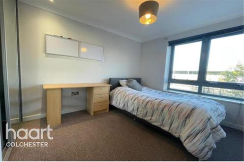 3 bedroom flat to rent - The Hythe