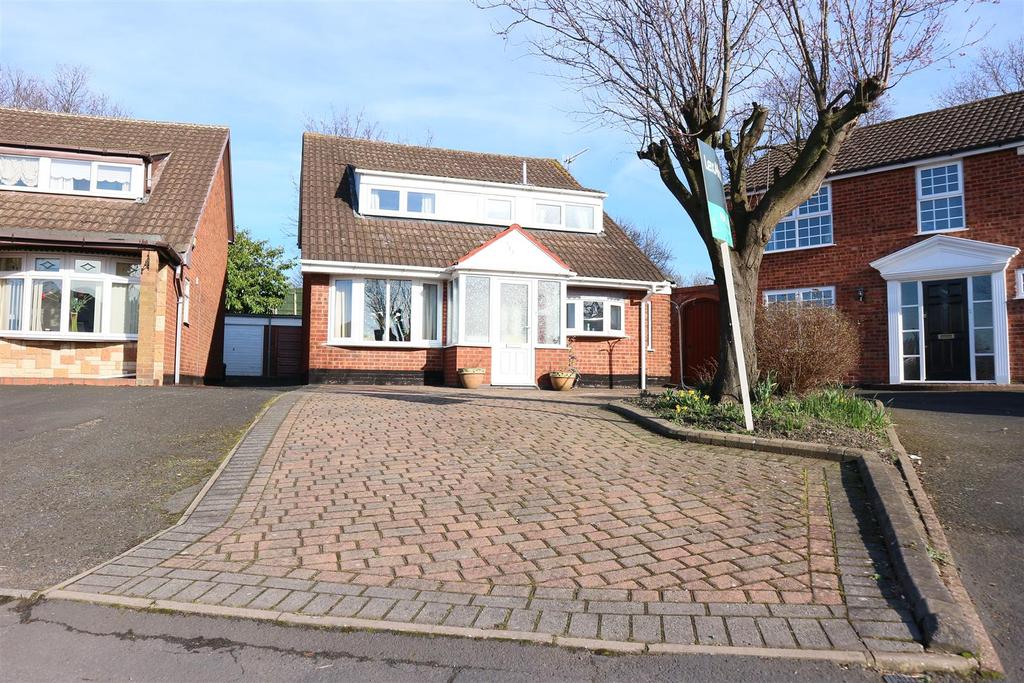 Gayfield Avenue, Brierley Hill 3 bed detached house £205,000