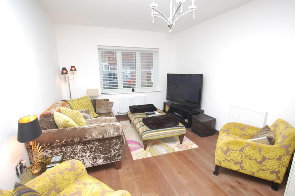Elm Gardens, Mountnessing, Brentwood, Essex, CM15 3 bed link detached