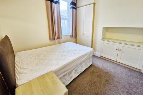 2 bedroom ground floor flat to rent, Woodcroft, Horsforth LS18