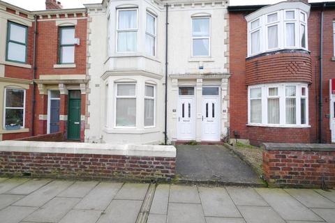 2 bedroom flat to rent, Biddlestone Road, Heaton