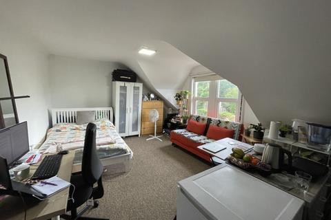 Studio to rent, Church Lane, Turnpike Lane