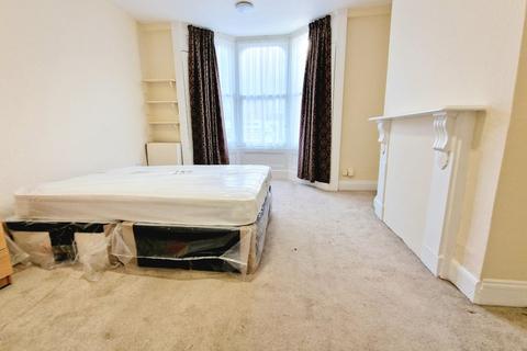 Studio to rent, Rushmore Road, Clapton