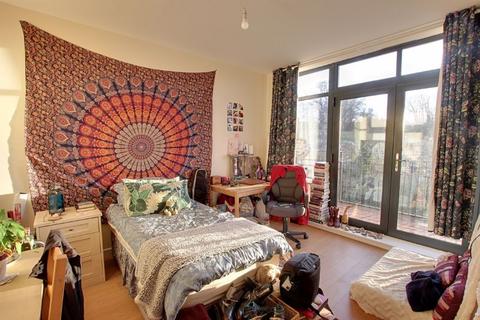 3 bedroom apartment to rent, Lower Bristol Road, Bath
