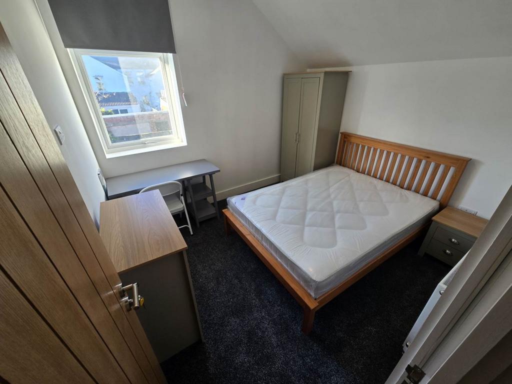 First floor rear bed