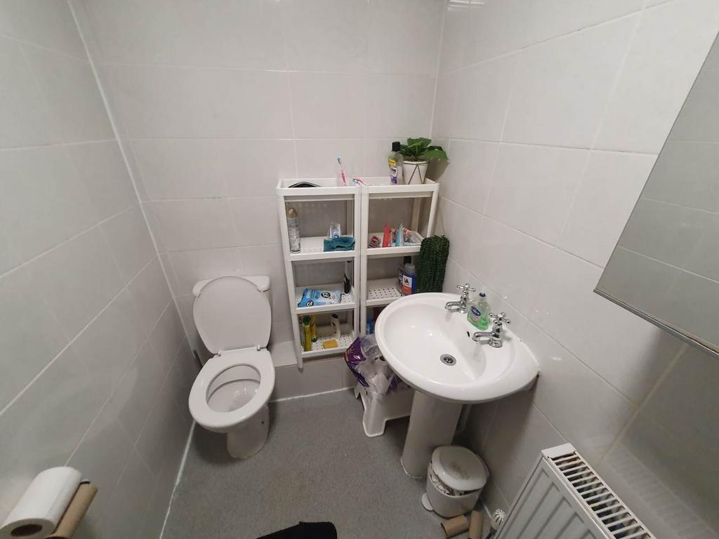 Bathroom 1 (2)