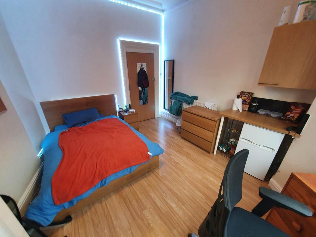 Bedroom 1 (2)