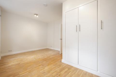 Studio to rent, Berwick Street, Soho W1