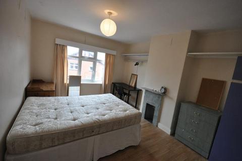 3 bedroom terraced house to rent, Mayville Avenue, Hye Park, Leeds, LS6 1NQ