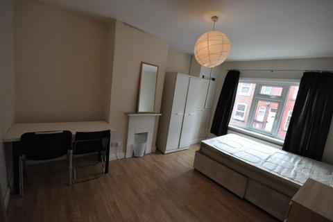 3 bedroom terraced house to rent, Mayville Avenue, Hye Park, Leeds, LS6 1NQ