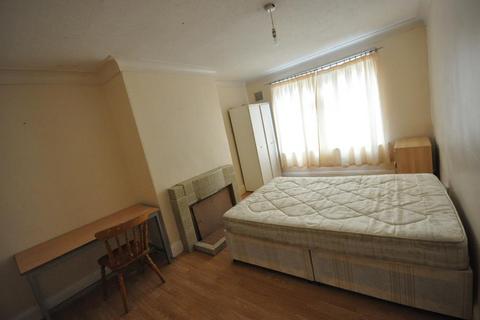 3 bedroom terraced house to rent, Mayville Avenue, Hye Park, Leeds, LS6 1NQ