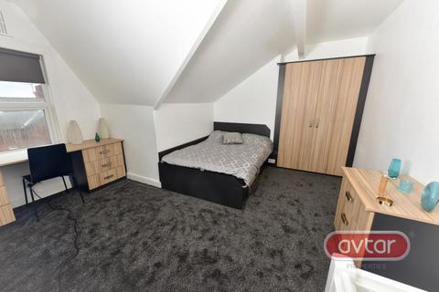 3 bedroom house share to rent - Hessle Walk, Hyde Park, Leeds LS6 1EJ