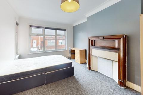 3 bedroom terraced house to rent, Mayville Avenue Leeds LS6 1NQ