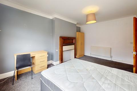 3 bedroom terraced house to rent, Mayville Avenue Leeds LS6 1NQ