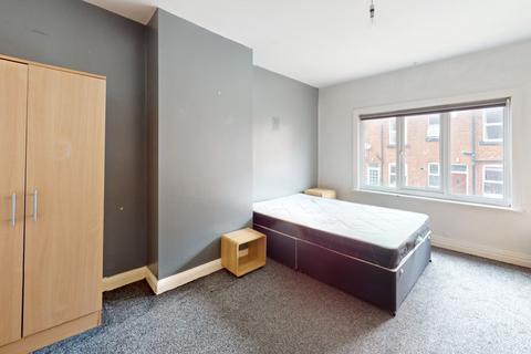 3 bedroom terraced house to rent, Mayville Avenue Leeds LS6 1NQ