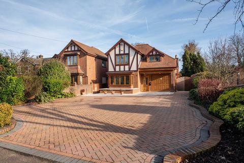 5 bedroom detached house to rent, Childs Hall Road. Bookham