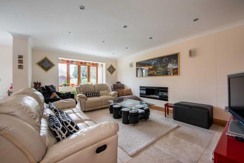 5 bedroom detached house to rent, Childs Hall Road. Bookham