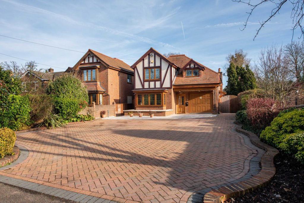 Childs Hall Road. Bookham 5 bed detached house to rent £4,300 pcm (£