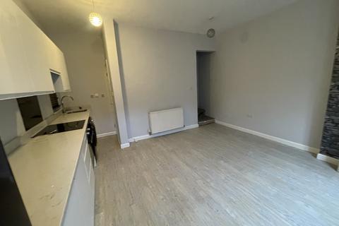 3 bedroom terraced house to rent, Broadstone Way, Bradford BD4