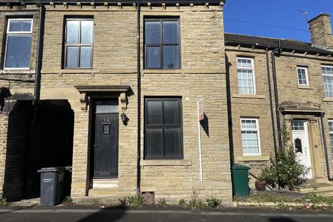 3 bedroom terraced house to rent, Broadstone Way, Bradford BD4