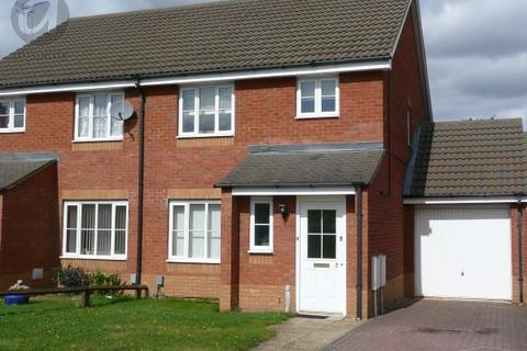 3 bedroom house to rent, Carroll Drive, Bedford