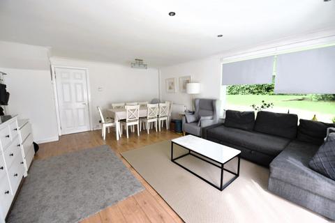 3 bedroom house to rent, 27 Park Edge Close