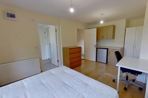 1 bedroom in a house share to rent, Guildford Park Avenue, Guildford GU2 7NH